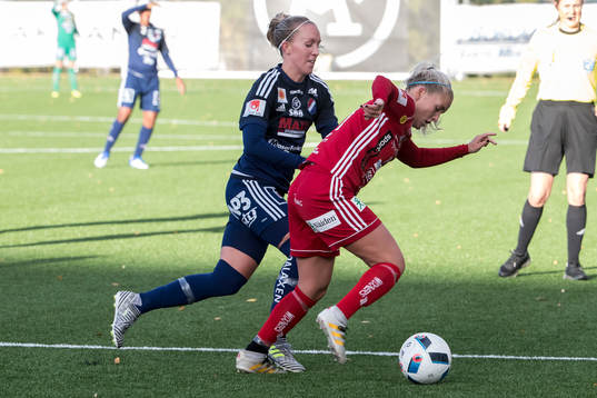 Kvarnsvedens Julia Roddar och Piteås Ronja Aronsson  i