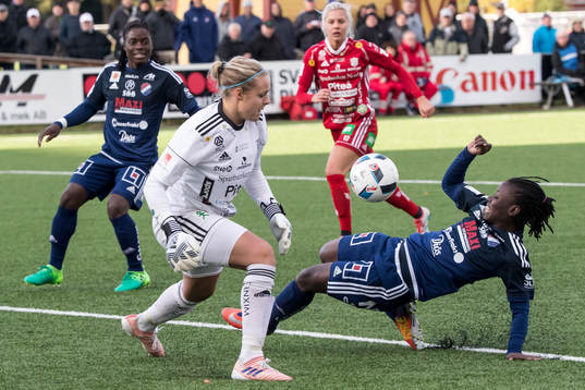 Kvarnsvedens Elisabeth Addo framför Piteås målvakt Hilda