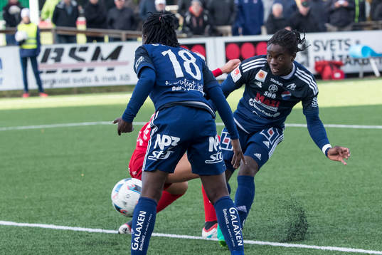 Kvarnsvedens Tabitha Chawinga gör 3-0 i fotbollsmatchen i