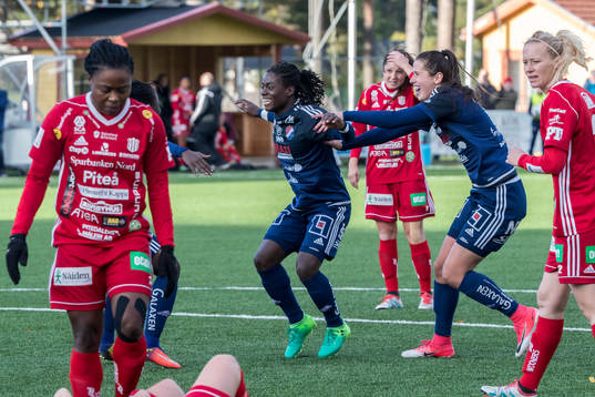Kvarnsvedens Tabitha Chawinga jublar
