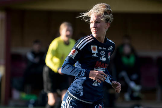 Kvarnsvedens Julia Roddar  i fotbollsmatchen i