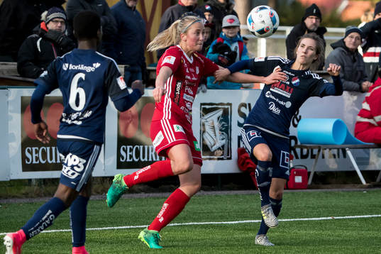 Kamp om bollen i fotbollsmatchen i damallsvenskan mellan