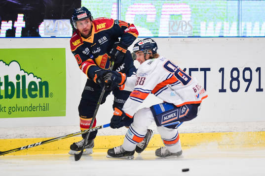 Djurgårdens Niclas Bergfors  och Växjös Adam Brodecki