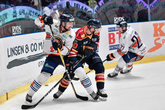 Växjös Arvid Lundberg och Martin Lundberg försvar mot