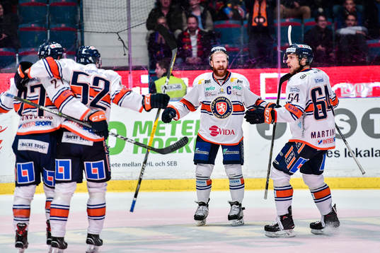 Växjös Liam Reddox och Eric Martinsson jublar