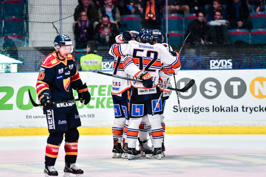 Växjös spelare jublar samtidigt som Djurgårdens Niclas