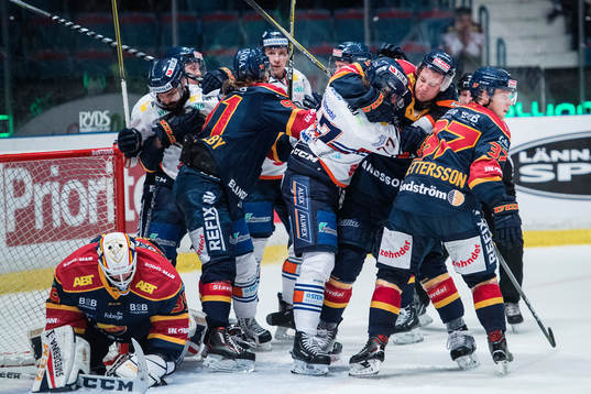 Gruff mellan Djurgårdens William Lagesson och Växjös