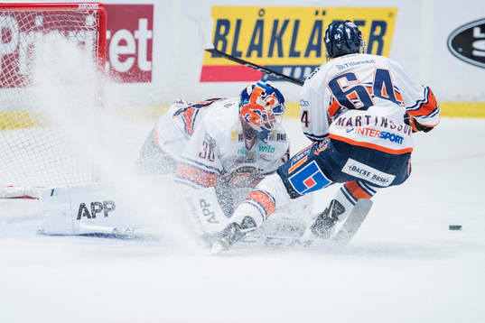 Växjös målvakt Viktor Fasth med en räddning