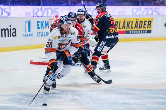 Växjös Adam Brodecki jagas av Djurgårdens Lukas Vejdemo