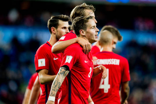 Stefan Johansen of Norway and his teammates celebrate the