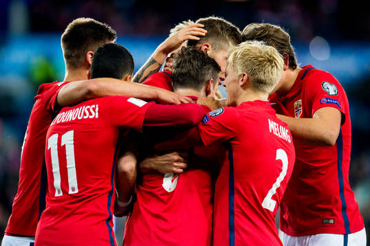 Stefan Johansen and his teammates of Norway celebrate the