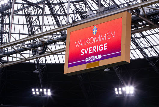 En LED-skärm presenterar texten Välkommen Sverige på