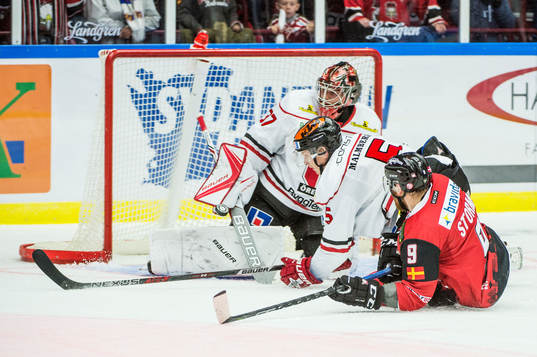 Malmö Redhawks Frederik Storm mot Örebros målvakt Eero