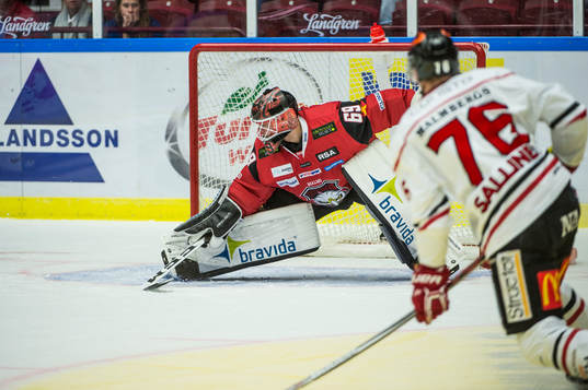 Örebros Jare Sallinen gör 0-1 på Malmö Redhawks