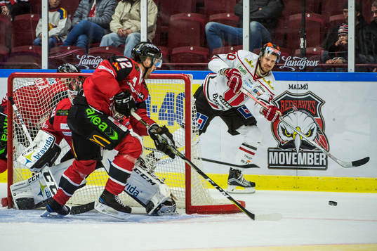 Örebros Libor Hudacek bakom Malmö Redhawks målvakt Oscar
