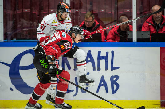 Malmö Redhawks Fredrik Händemark trycker till Örebros