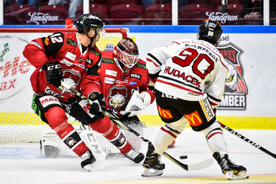 Örebros Libor Hudacek oroar vid Malmö Redhawks målvakt
