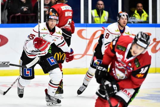 Örebros Kalle Olsson och Tyson Spink jublar