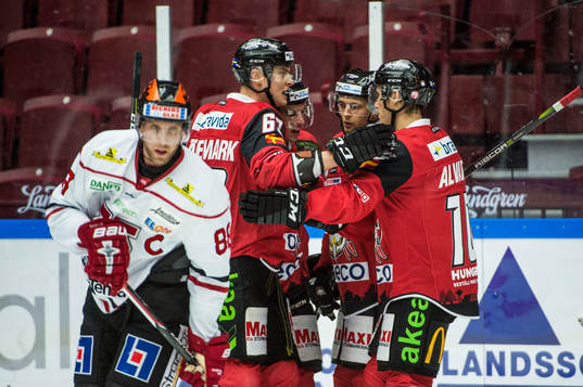 Malmö Redhawks Fredrik Händemark jublar med lagkamraterna