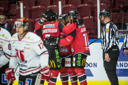 Malmö Redhawks Fredrik Händemark jublar med lagkamraterna