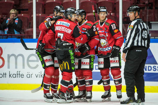 Malmö Redhawks Fredrik Händemark jublar med Nils