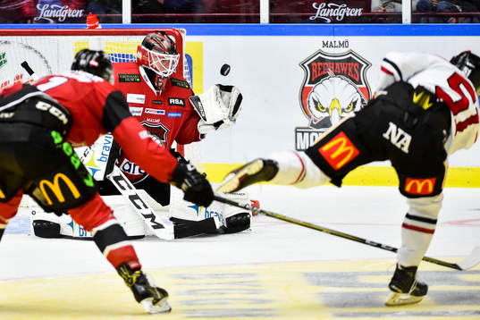 Malmö Redhawks målvakt Oscar Alsenfelt räddar skott