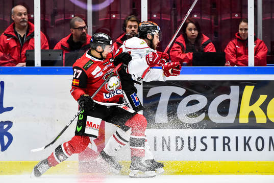 Malmö Redhawks Daniel Zaar trycker till Örebros Jonathan