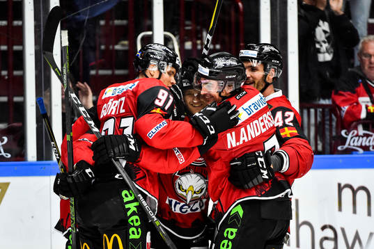 Malmö Redhawks spelare jublar