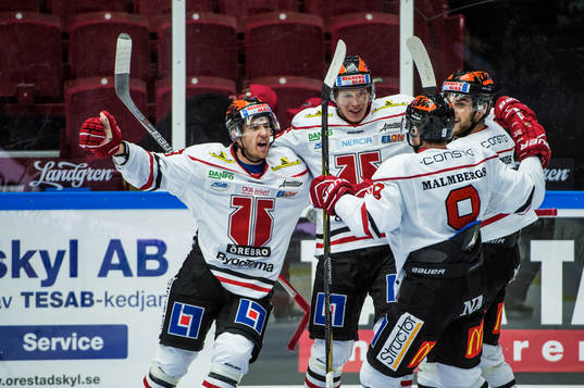 Örebros Tyson Spink längst till vänster jublar