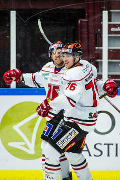 Örebros Tyson Spink och Jare Sallinen jublar
