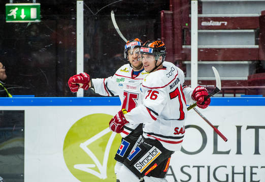 Örebros Tyson Spink och Jare Sallinen jublar