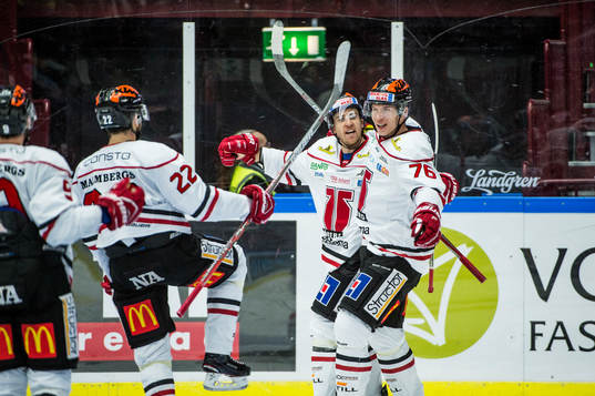 Örebros Tyson Spink och Jare Sallinen jublar med Tylor