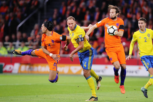 Hollands Karim Rekik och Daley Blind mot Sveriges Andreas