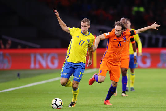 Sveriges Viktor Claesson och Hollands Daley Blind