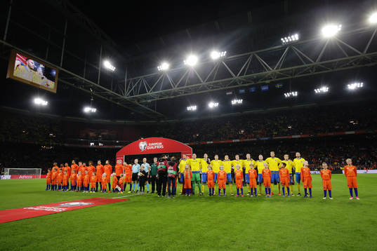 Spelarna står uppställda