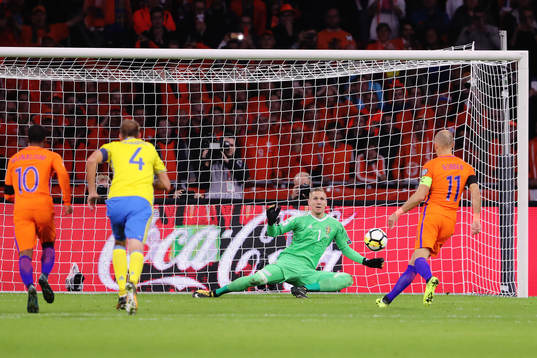 Hollands Arjen Robben gör 1-0 på straff bakom Sveriges