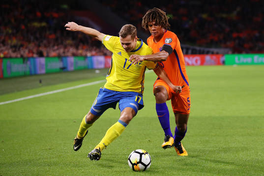 Viktor Claesson och Hollands Nathan Ake