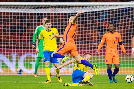Sveriges Sebastian Larsson och Hollands Arjen Robben