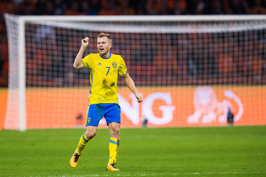 Sveriges Sebastian Larsson signalerar mot domaren