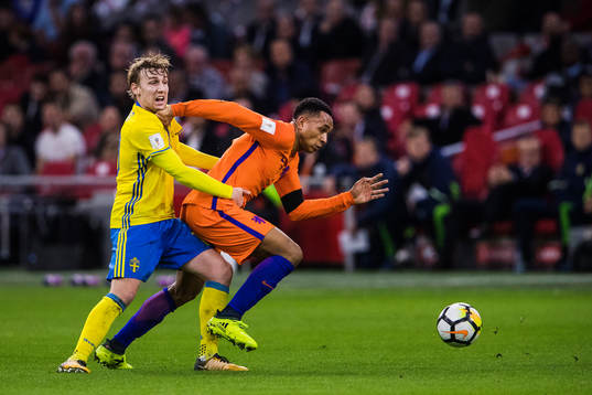 Sveriges Emil Forsberg och Hollands Kenny Tete