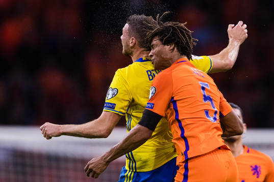 Sveriges Marcus Berg i en nickduell med Hollands Nathan Ake