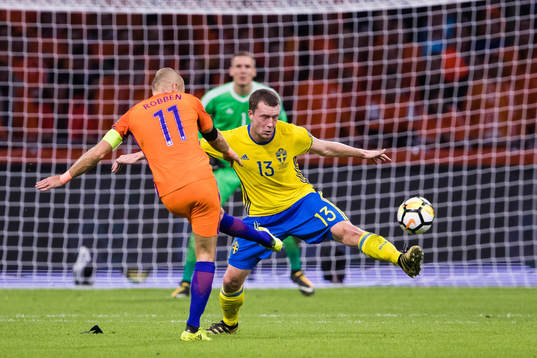 Hollands Arjen Robben och Sveriges Jakob Johanssonunder