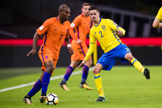 Hollands Ryan Babel och Sveriges Mikael Lustig