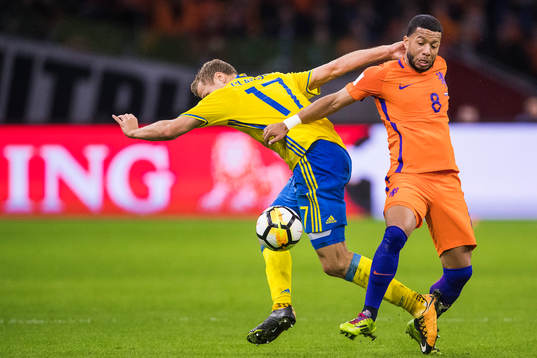 Sveriges Viktor Claesson och Hollands Tonny Vilhena