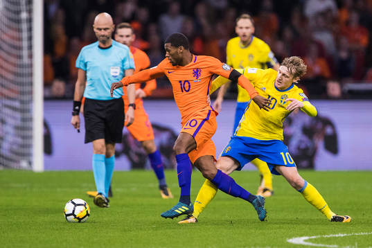 Hollands Georginio Wijnaldum och Sveriges Emil Forsberg