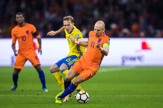 Sveriges Ludwig Augustinsson och Hollands Arjen Robben