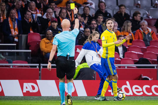 Sveriges Mikael Lustig tilldelas gult kort