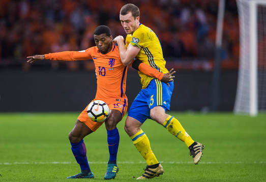 Hollands Georginio Wijnaldum och Sveriges Jakob Johansson