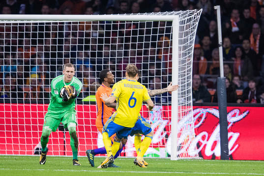 Sveriges målvakt Robin Olsen med en räddning