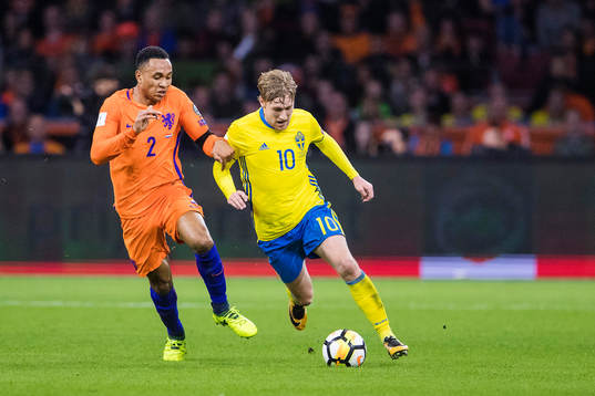 Hollands Kenny Tete och Sveriges Emil Forsberg